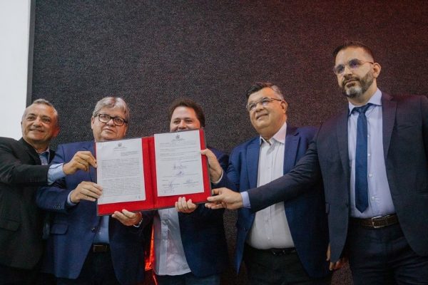 João Azevêdo autoriza medidas econômicas para beneficiar setor produtivo e assina protocolos de intenções para instalação de novos empreendimentos na Paraíba