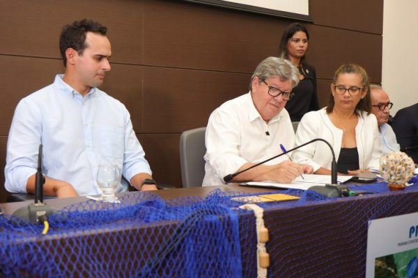 João Azevêdo formaliza parceria com IFPB para restauração ecológica dos corais e promoção do turismo sustentável