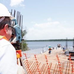 João Azevêdo inspeciona Ponte do Futuro, ao lado de integrantes da Apenge, e destaca importância da obra para o desenvolvimento econômico da região