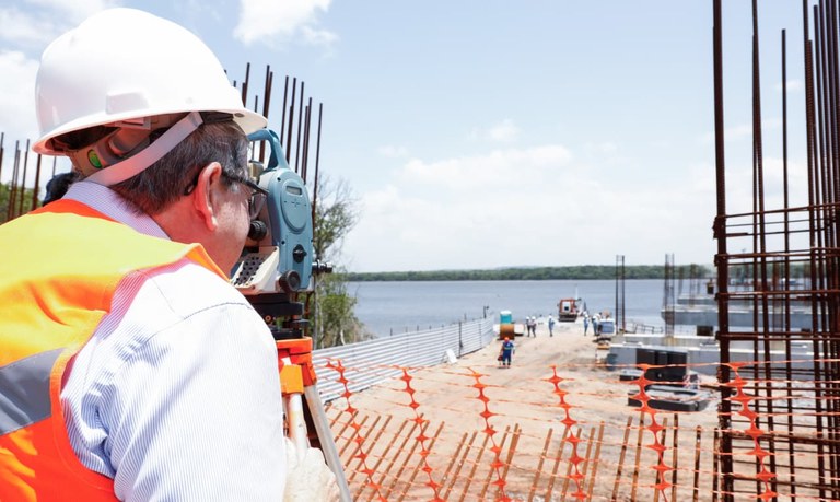 João Azevêdo inspeciona Ponte do Futuro, ao lado de integrantes da Apenge, e destaca importância da obra para o desenvolvimento econômico da região