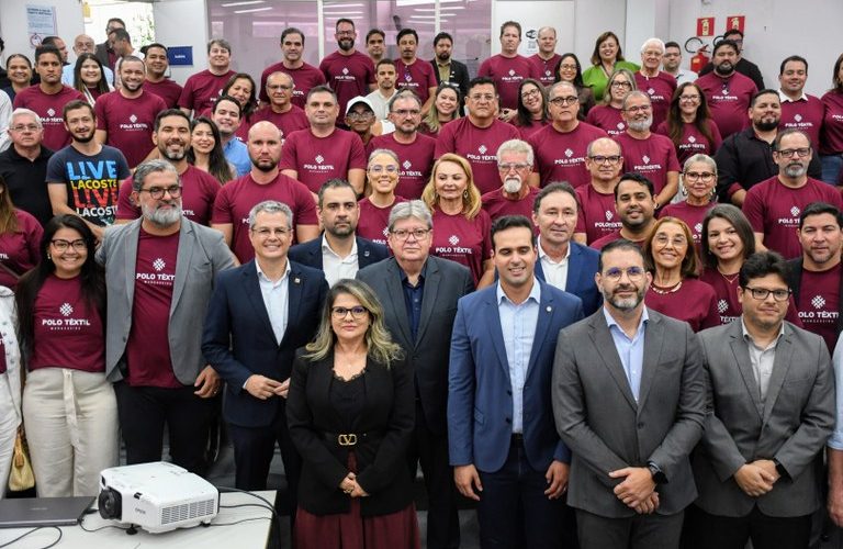 João Azevêdo assina contratos do Polo Têxtil de Mangabeira e anuncia redução de ICMS para o setor em João Pessoa