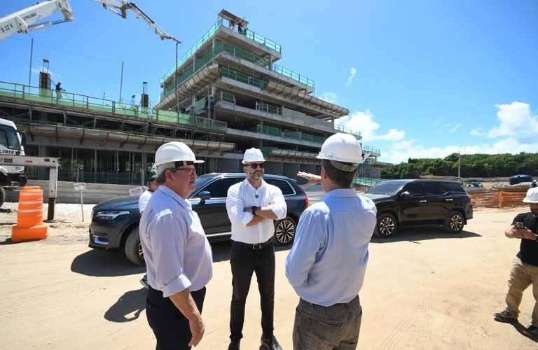 João Azevêdo inspeciona obras de mobilidade urbana e do Polo Turístico Cabo Branco, em João Pessoa