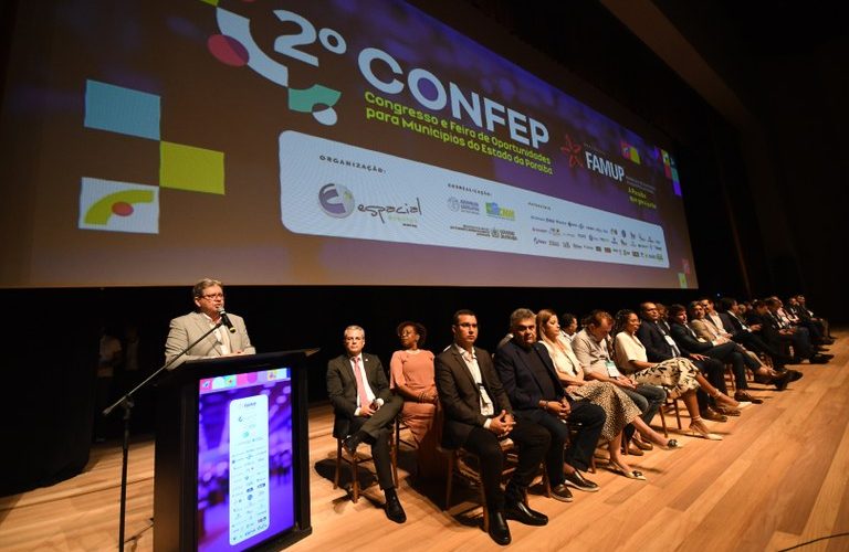 João Azevêdo destaca presença do governo nos 223 municípios com obras e políticas públicas em congresso de gestores municipais