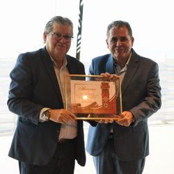 João Azevêdo é homenageado pela Revista Painel Empresarial pelos investimentos em infraestrutura e resultados da economia do Estado