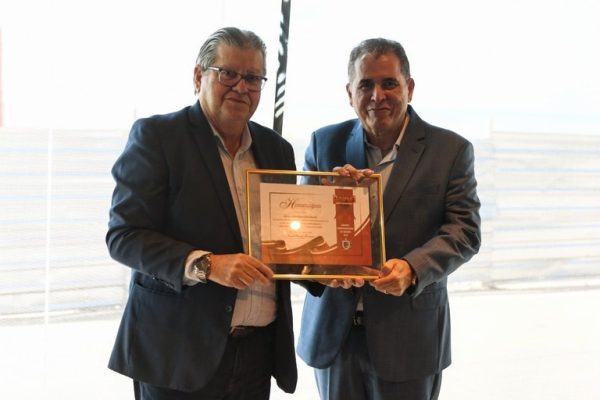 João Azevêdo é homenageado pela Revista Painel Empresarial pelos investimentos em infraestrutura e resultados da economia do Estado