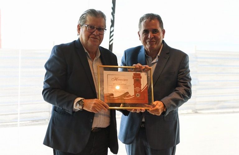 João Azevêdo é homenageado pela Revista Painel Empresarial pelos investimentos em infraestrutura e resultados da economia do Estado
