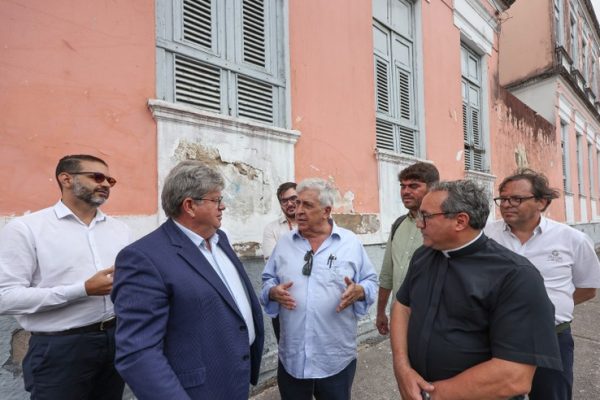 João Azevêdo se reúne com presidente do Vila Galé para instalação de hotel do grupo português no Centro Histórico da Capital