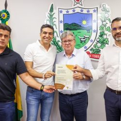João Azevêdo recebe convite para inauguração do maior resort do Brasil no Polo Turístico Cabo Branco