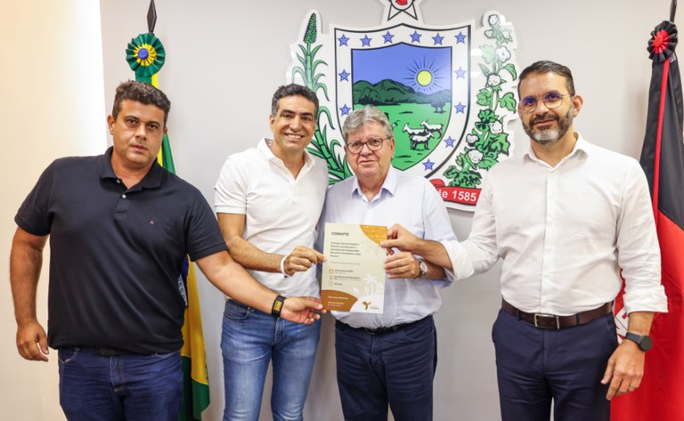 João Azevêdo recebe convite para inauguração do maior resort do Brasil no Polo Turístico Cabo Branco