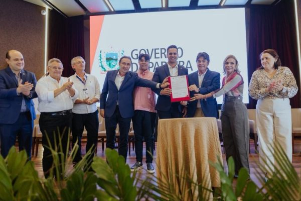 Lucas Ribeiro assina ordens de serviço de R$ 49 milhões em investimentos na infraestrutura de Campina Grande e Queimadas